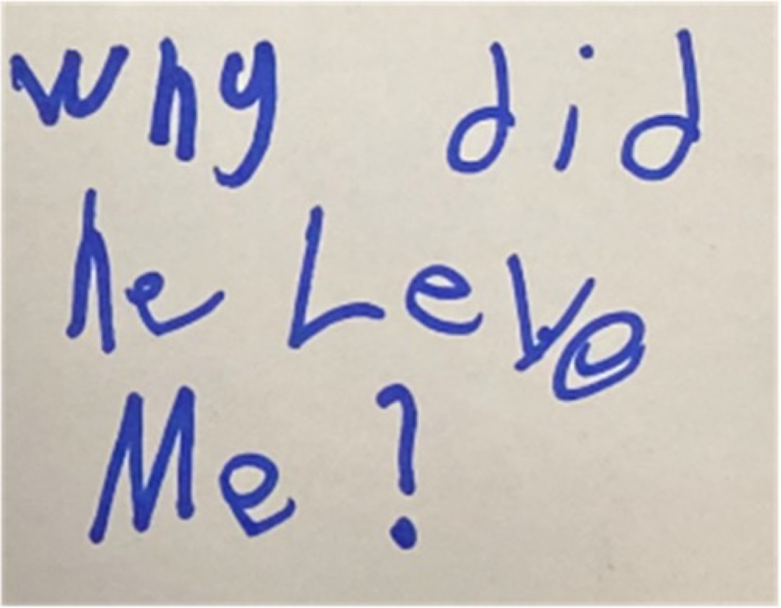 Photo d&rsquo;une carte manuscrite au feutre bleu, avec des fautes&nbsp;: « Why did he levo me? » (Pourquoi il m&rsquo;a quité&nbsp;?)
