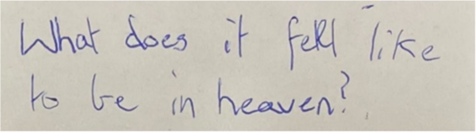 Photo d&rsquo;une carte manuscrite à l&rsquo;encre bleue&nbsp;: « What does it fell like to be in heaven? » (Ça fait quoi d&rsquo;être au paradis&nbsp;?)
