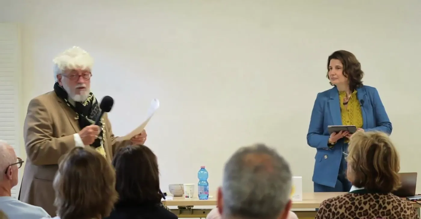 Gilbert Pregno présente Viola Sallay au public